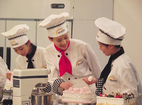 江西新东方烹饪学院:女生学西点 创业自己当老