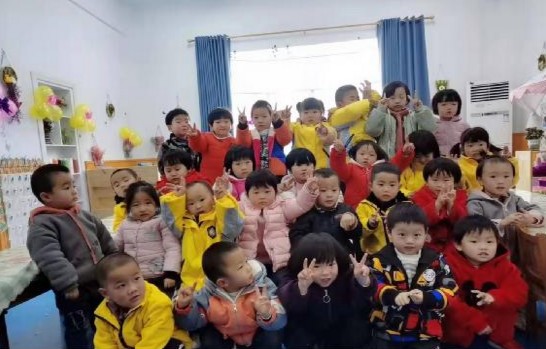 印江县第四幼儿园小班组开展“团团圆圆--迎新年”元旦节活动