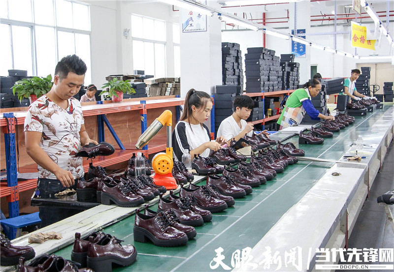 在佳宏鞋厂的生产流水线上,一双双崭新的鞋子被生产出来,出口到英国