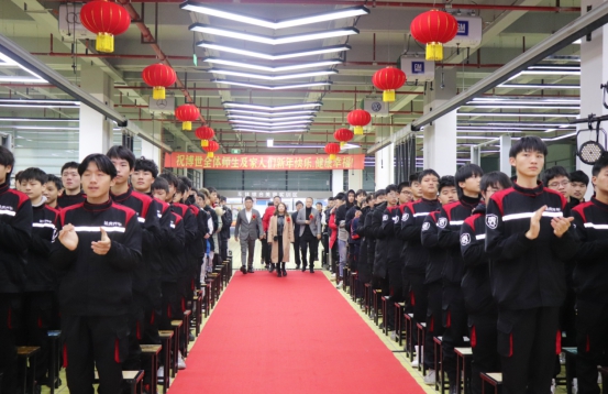 学技术就到上海博世汽修学校，博世学校隆重举行工业机器人产教融合实训基地揭仪式！