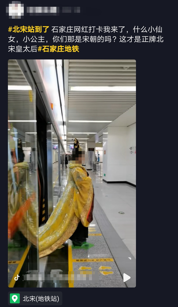 网红扎堆地铁站拍“穿越”视频，别为流量不顾安全！