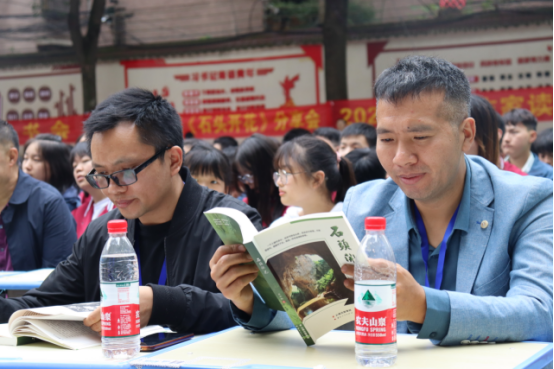 贵州作家读书会邀请百名作家走进盛世中学，品读《石头开花》