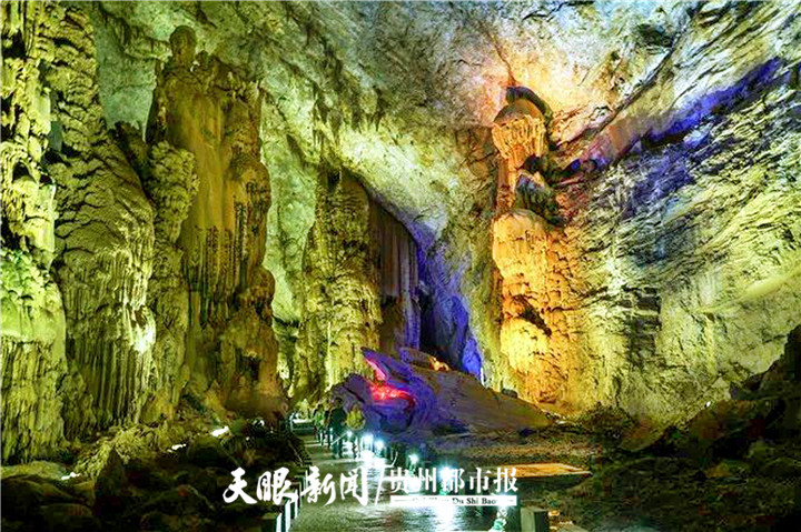 游客在洞中游览《广寒宫》。.jpg