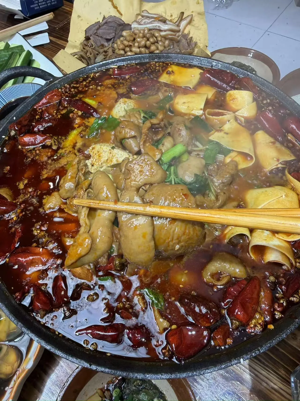 贵州吃货王：第一次来贵阳，不想去网红街人挤人，又想吃到好吃的，那观山湖这三个地方，一定不要错过。